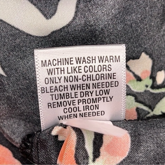 L VINTAGE CROFT AND BARROW BLACK PEACH FLORAL SATIN SLEEVELESS - Picture 12 of 12